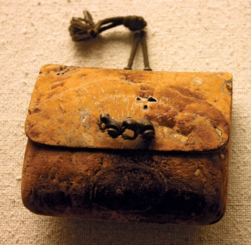 Túi đựng thuốc lá có đính ếch gỗ thế kỷ 19